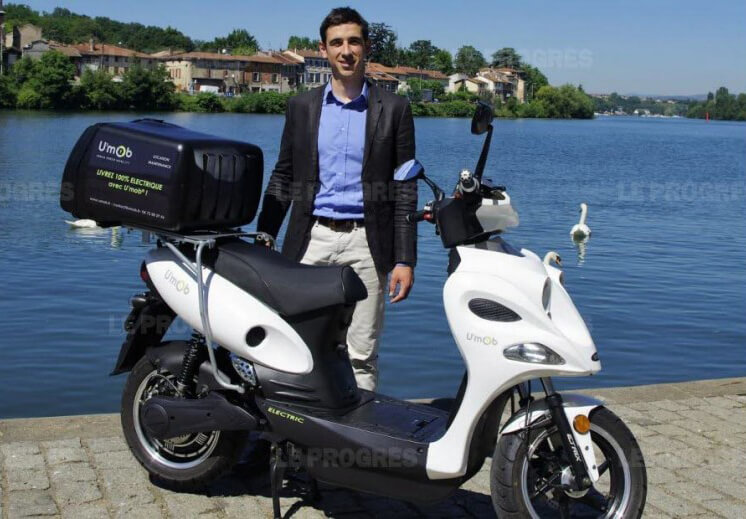 Nicolas Surand avec un scooter électrique S4