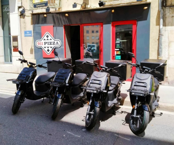 Devanture restaurant 911 avec scooters électrique devant