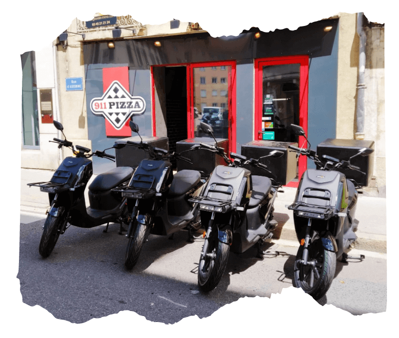 Restaurant 911 Dijon avec leur flotte de scooters électriques