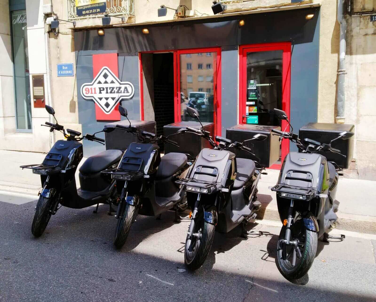 Devanture restaurant 911 avec scooters électrique devant