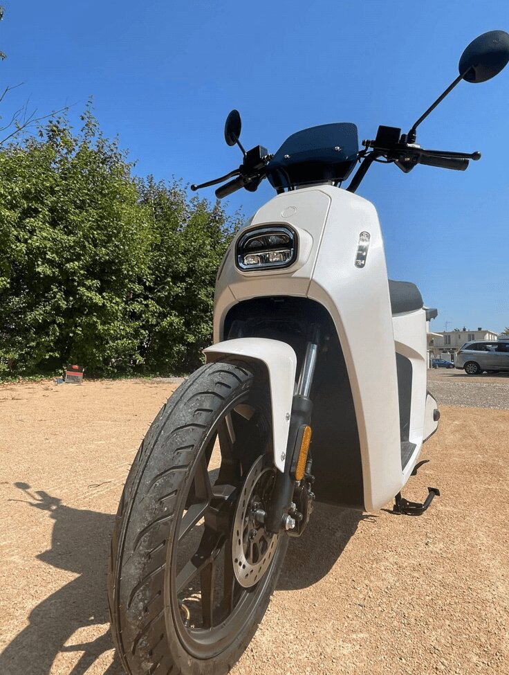 Scooter électrique Compact Pro vue contre bas - ciel bleu