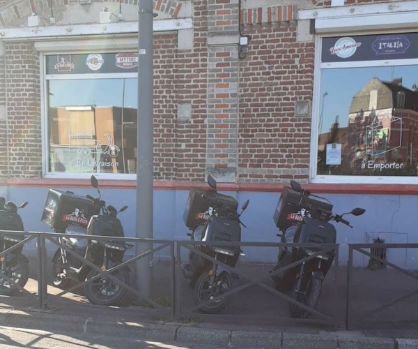 Scooters électriques garés devant le BAP DOUAI