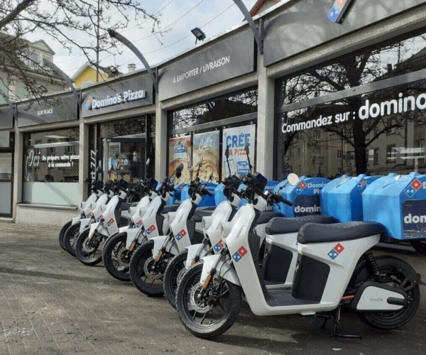 Flotte de scooters électriques blancs