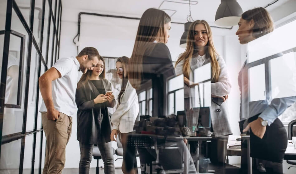 Discussion d'un groupe de collaborateurs