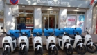Scooters électriques blancs garés devant le restaurant Domino's Pizza LYON