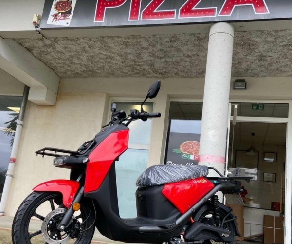 Scooter électrique rouge AS PIZZA