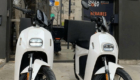 Deux scooters électriques blancs Pizza Cosy