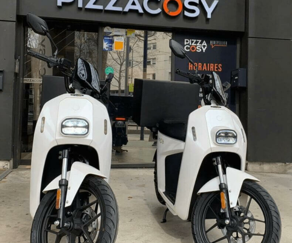 Deux scooters électriques blancs Pizza Cosy