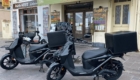 Scooters électriques devant un café