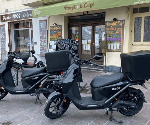 Scooters électriques devant un café