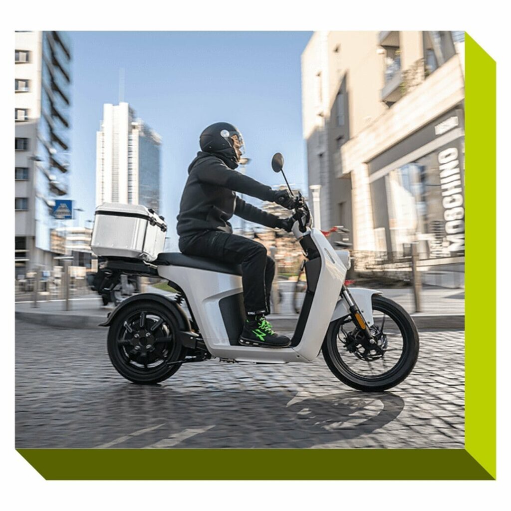 Scooter électrique blanc circulant dans Paris